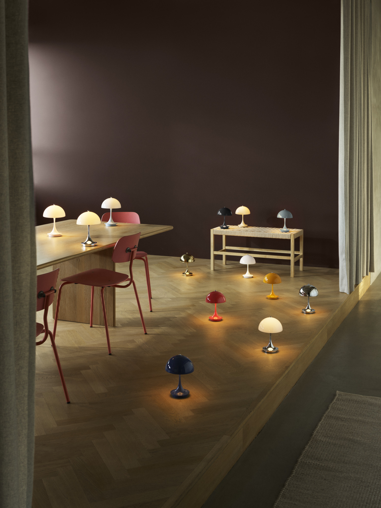 Meerdere Panthella 160 tafellampen in woonkamerinterieur, © 2026 Louis Poulsen.