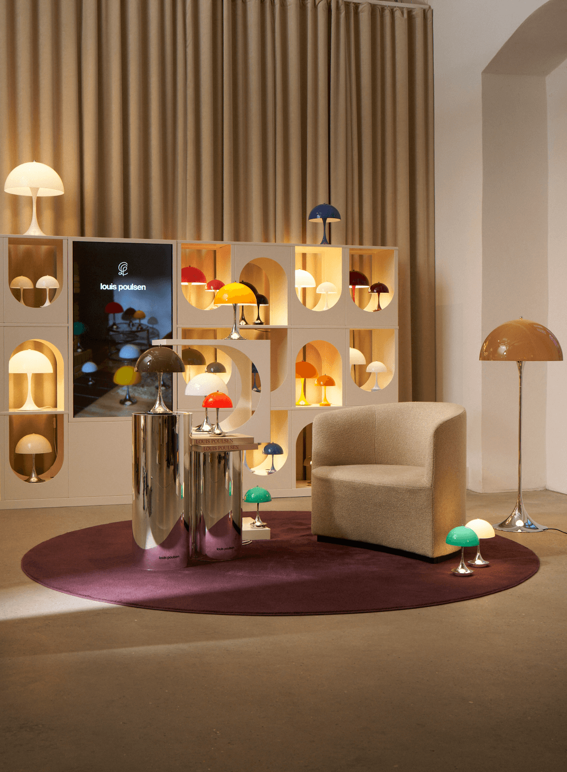 Panthella gulv- og bordlamper i Original colours i showroomudstilling, © 2025 Louis Poulsen.