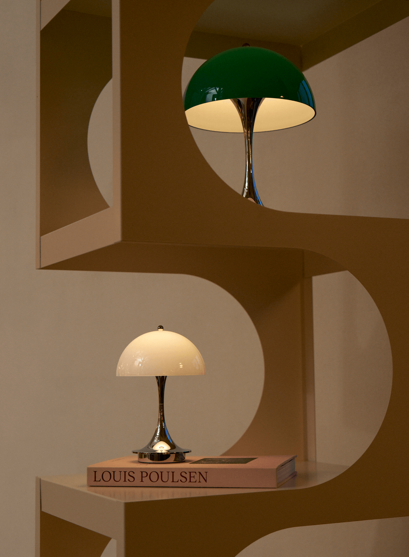 Panthella bordlampe på Louis Poulsen bog i showroom, © 2025 Louis Poulsen.