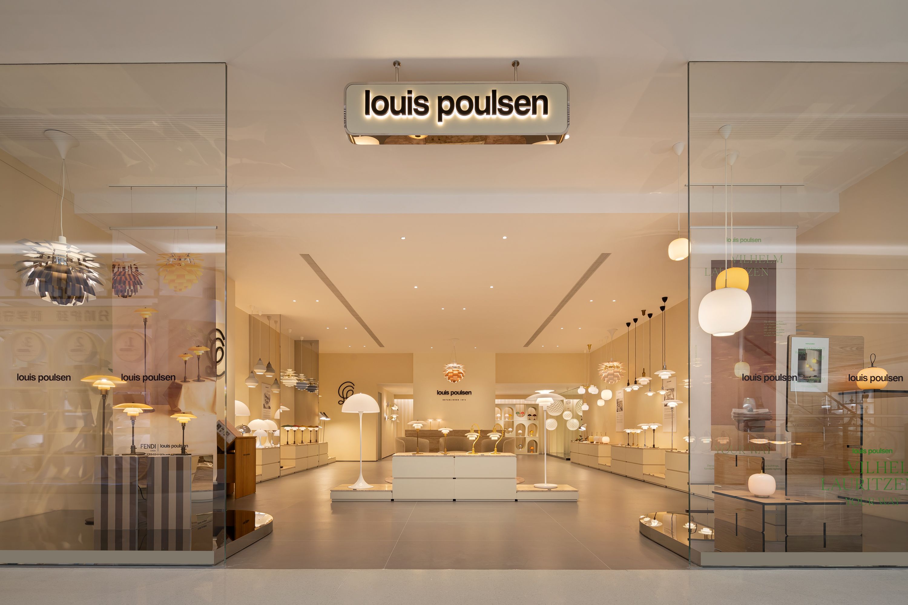 Außenansicht des Louis Poulsen Stores im Hangzhou Tower in China mit Beleuchtungspräsentation, © 2025 Louis Poulsen.