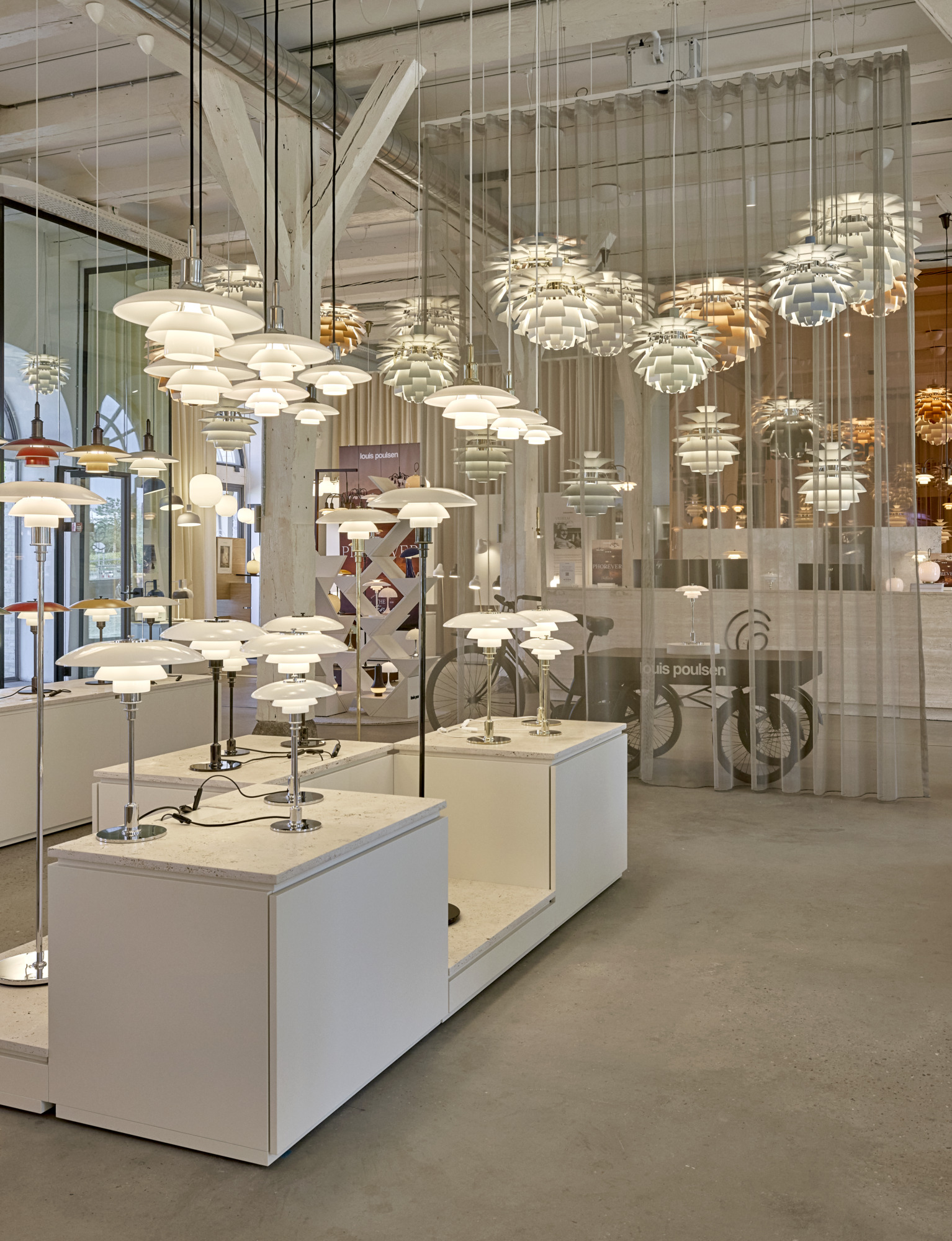 哥本哈根 Louis Poulsen 展厅内展示 PH 与 Artichoke 灯具, © 2025 Louis Poulsen.