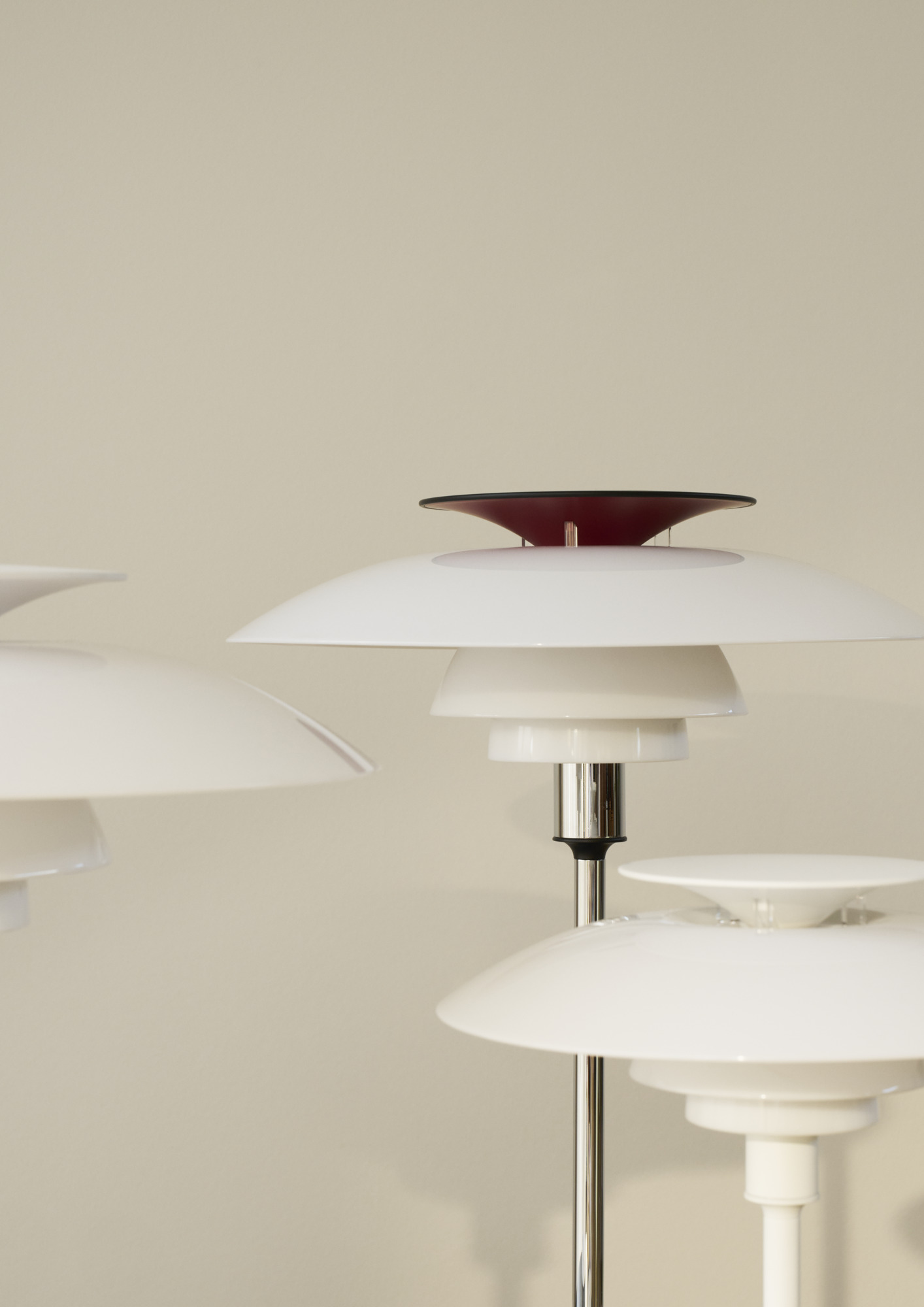 Side view of PH 80 table lamp with soft red and white light, © 2025 Louis Poulsen.