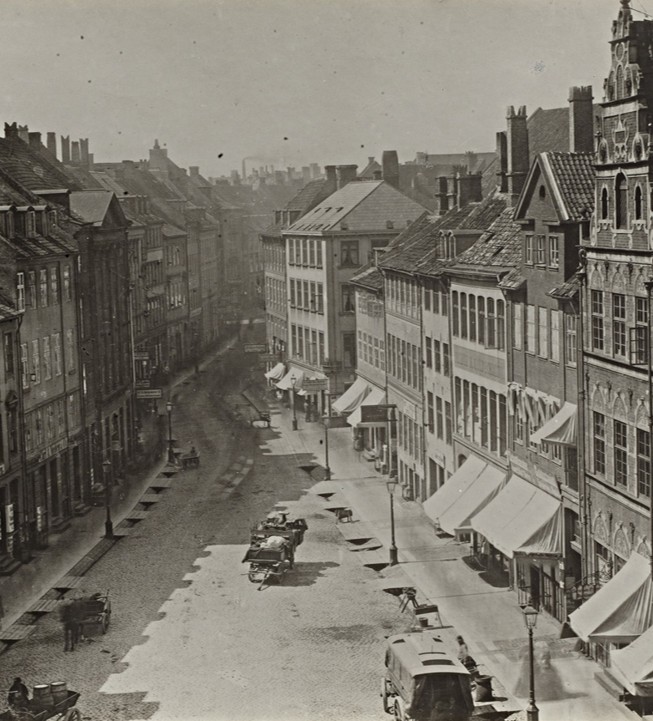 Historisk gadebillede fra København nær Louis Poulsens tidlige værksted, © 2025 Louis Poulsen.