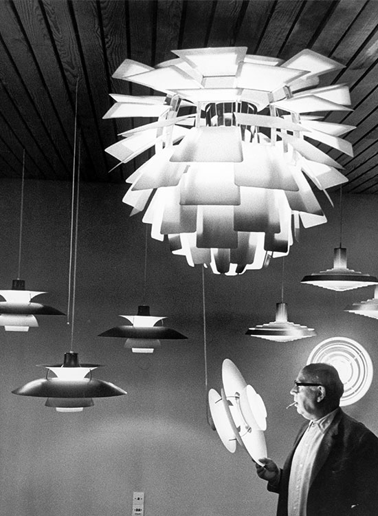 Poul Henningsen observa lámparas Artichoke y PH en showroom, © 2025 Louis Poulsen.