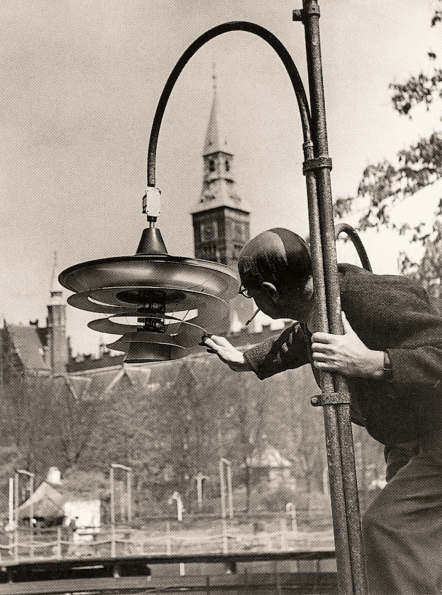 Poul Henningsen inspecciona una lámpara exterior temprana en Copenhague, © 2025 Louis Poulsen.
