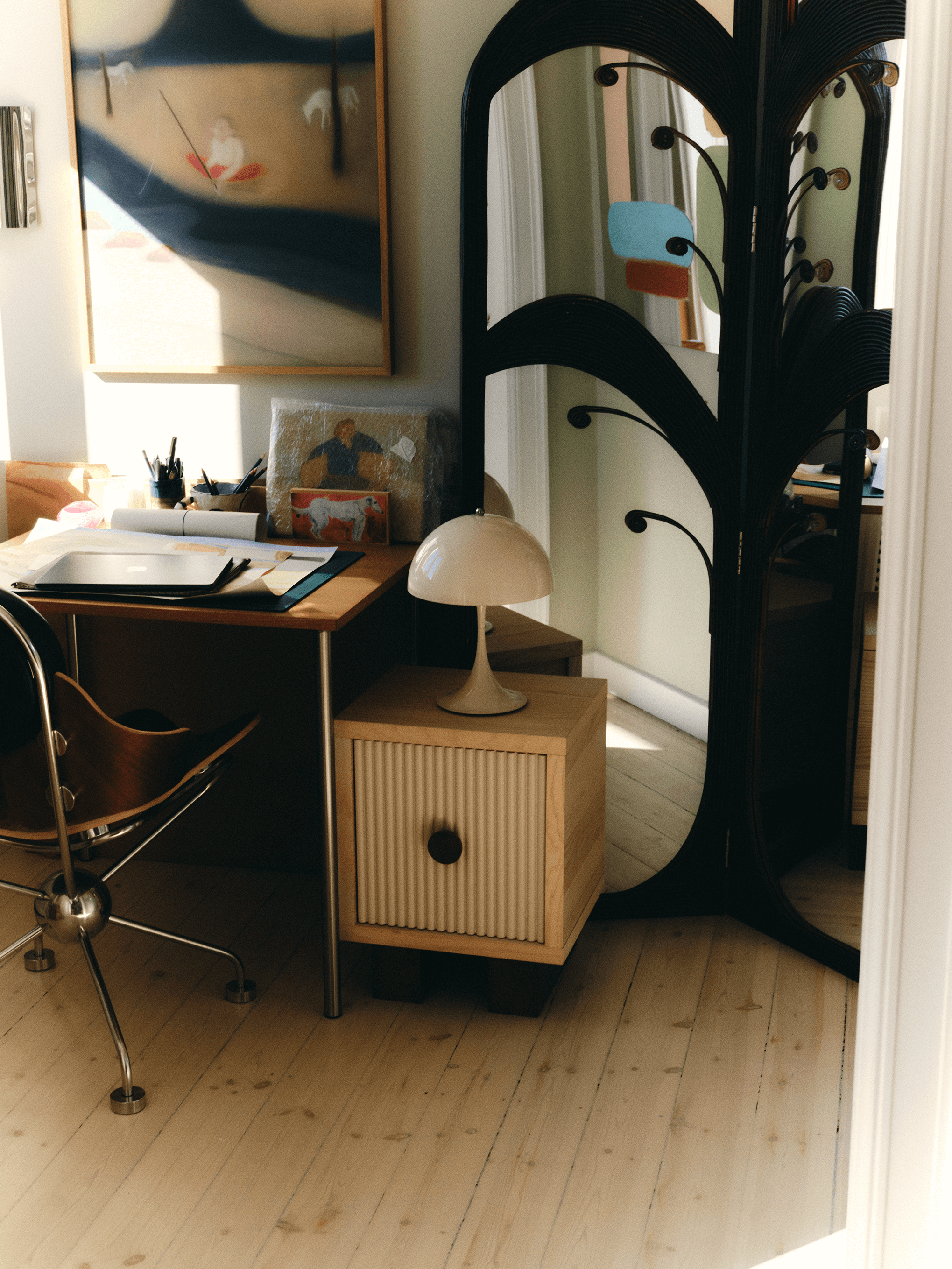 Panthella Tischleuchte auf Schrank neben Arbeitsplatz und Spiegel, © 2025 Louis Poulsen.